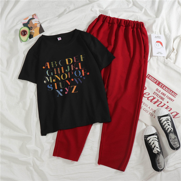 Дамски ежедневен комплект - тениска с надписи и панталон с еластична талия