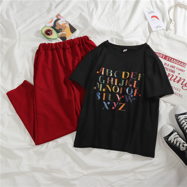 Дамски ежедневен комплект - тениска с надписи и панталон с еластична талия