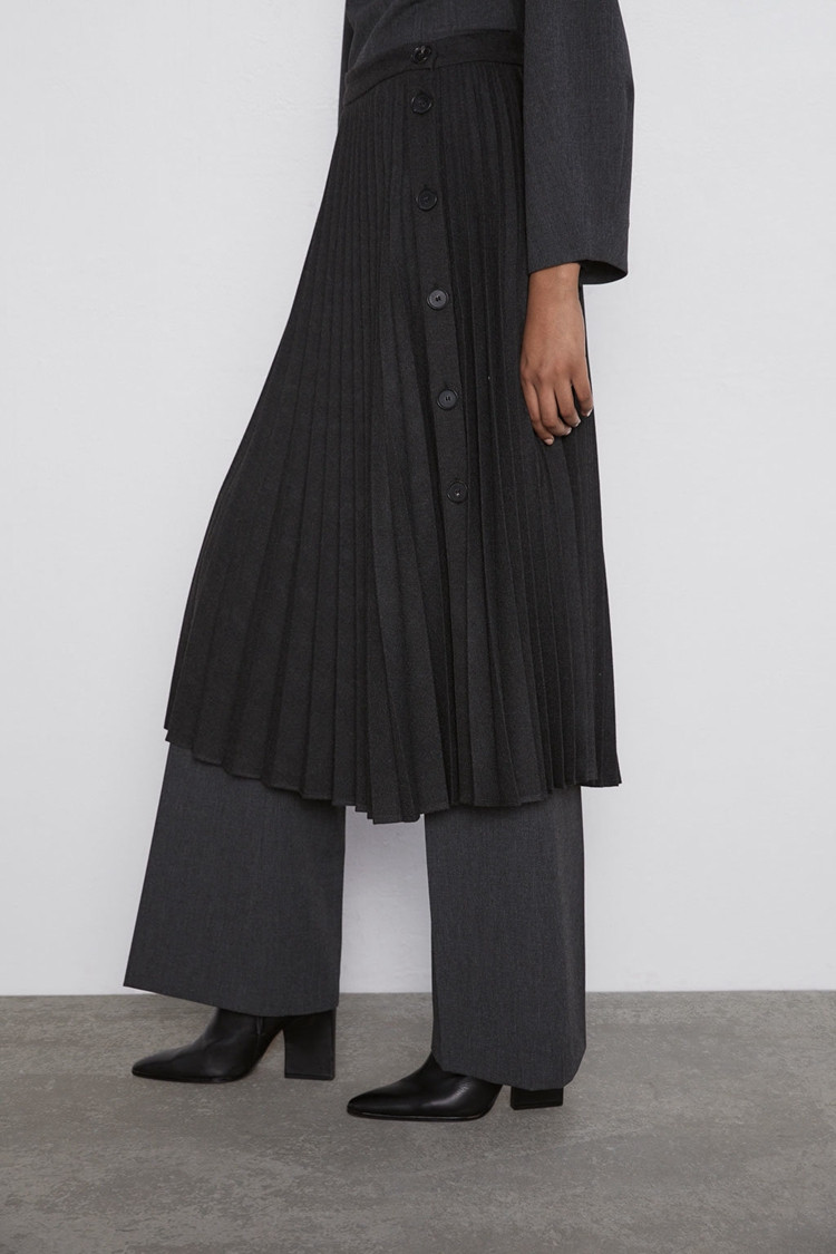 Елегантна дамска дълга плисирана пола в черен цвят