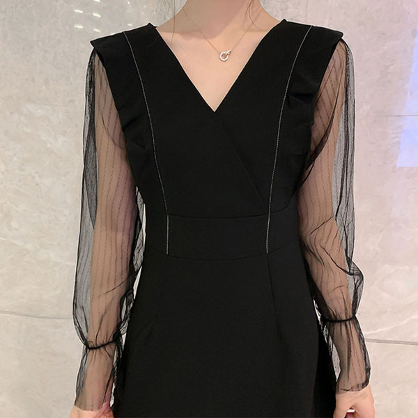 Μοντέρνο γυναικείο φόρεμα με  δαντέλα με V-Neck