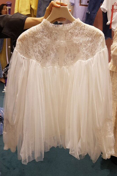 Modern női blúz fehér csipkével