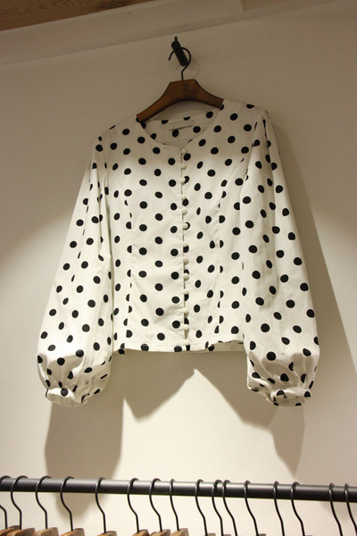 Модерна дамска риза на точки в  бял цвят 