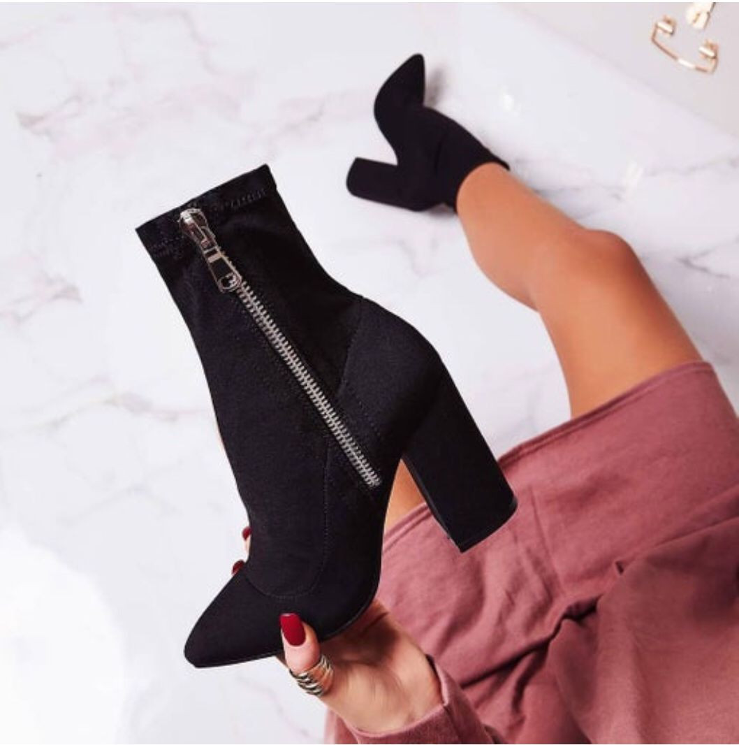 Μοντέρνες γυναικείες μπότες με φερμουάρ σε μαύρο χρώμα