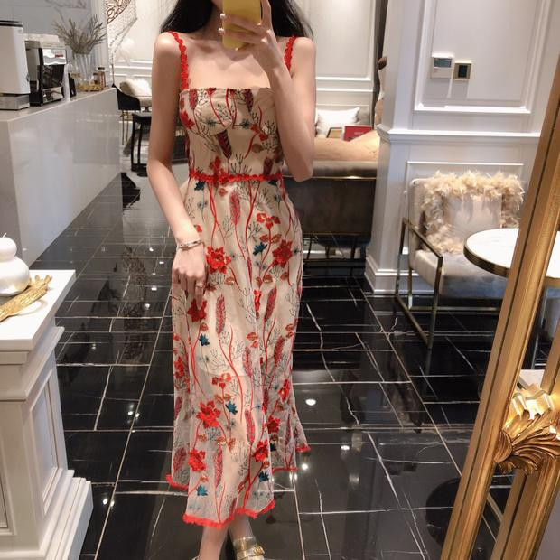 Κομψό γυναικείο φόρεμα με floral μοτίβο
