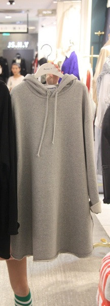 Női sport-alkalmi ruha kapucnival fekete és szürke színben