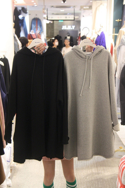 Rochie de damă sport-casual cu glugă în negru și gri