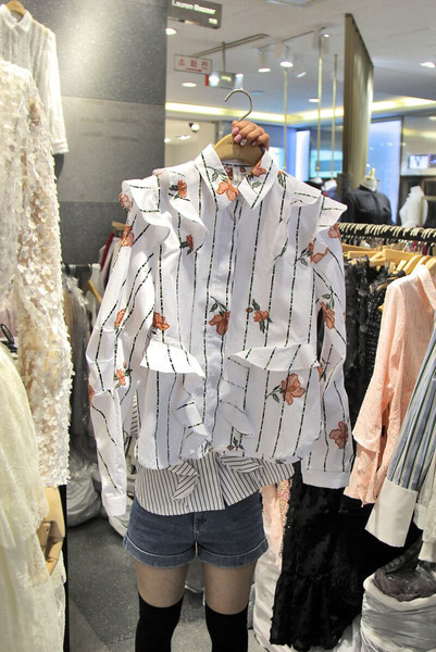 Stílusos női ing színes motívummal - klasszikus modell