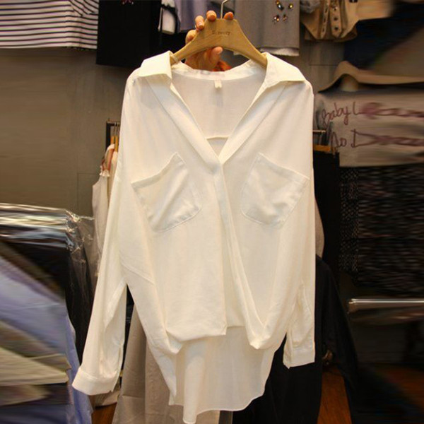 Női alkalmi blúz aszimmetrikus fehér színben
