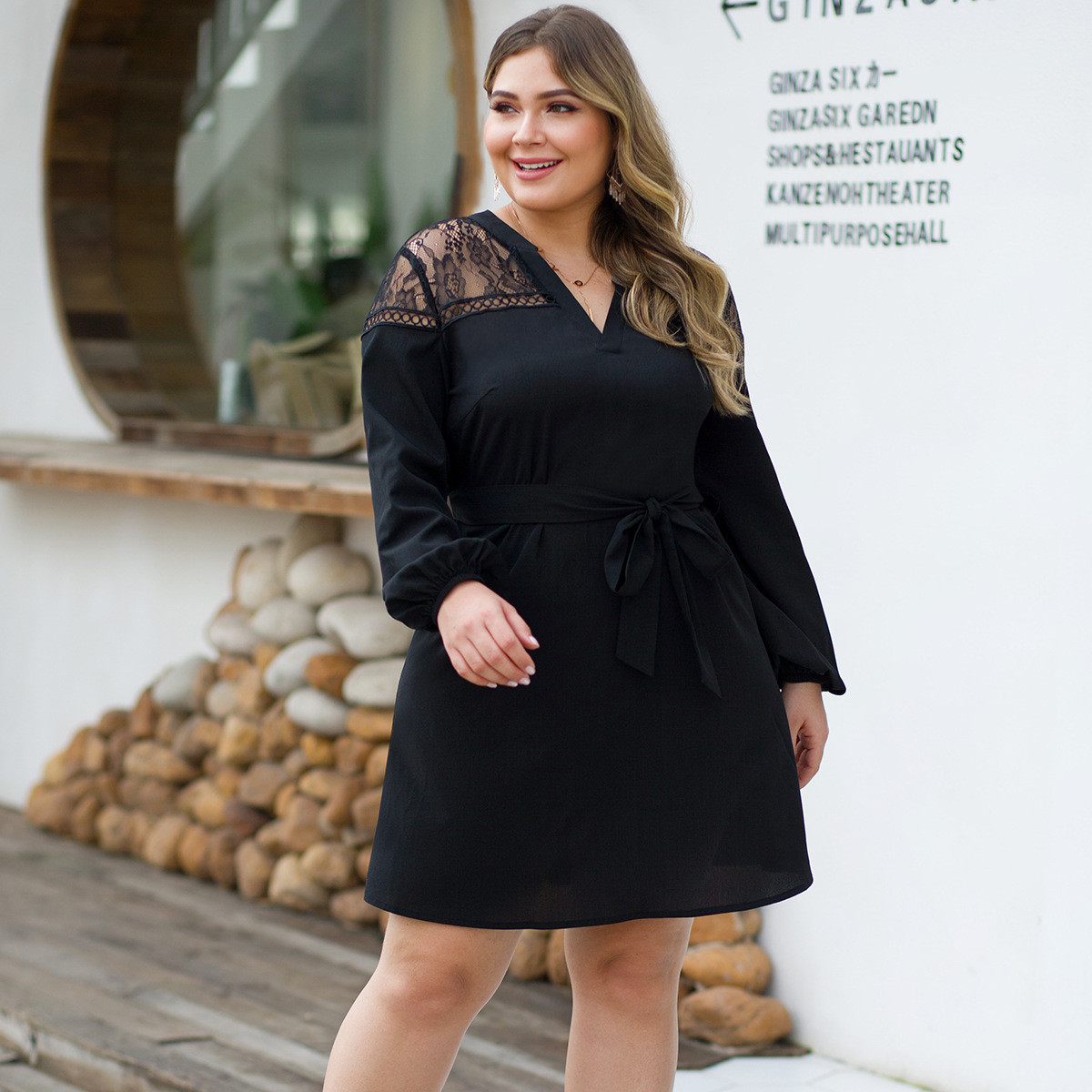 Μεγάλο μέγεθος γυναικείο φόρεμα σε μαύρο χρώμα με δαντέλα