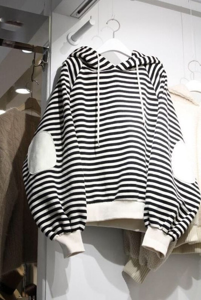 Fekete-fehér csíkos női pulóver kapucnival