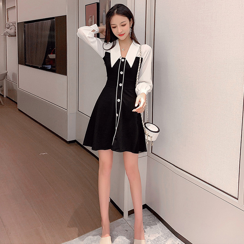 Stílusos női ruha gombokkal és hosszú ujjú fekete-fehér színben