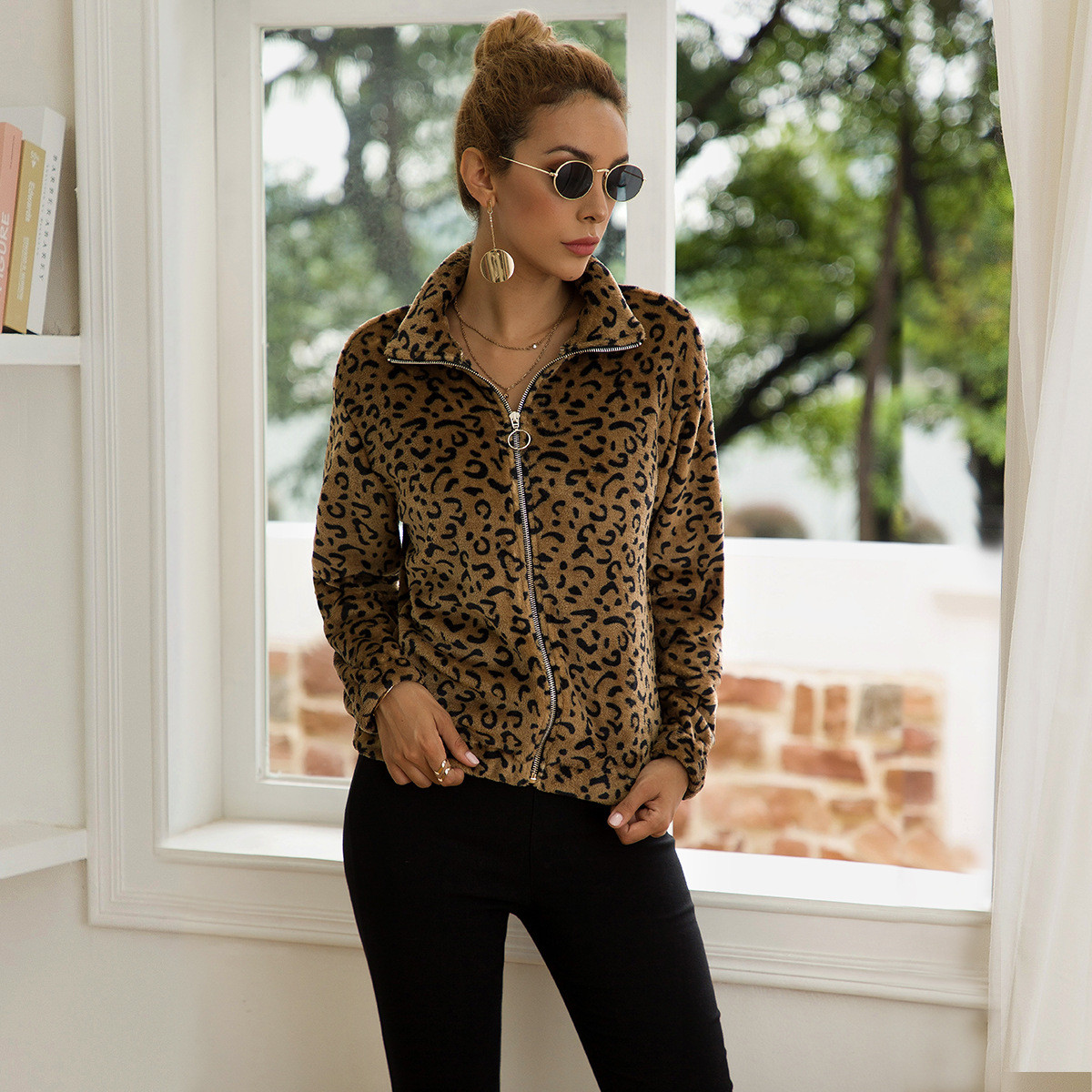 Őszi női kabát cipzárral és leopárd mintával