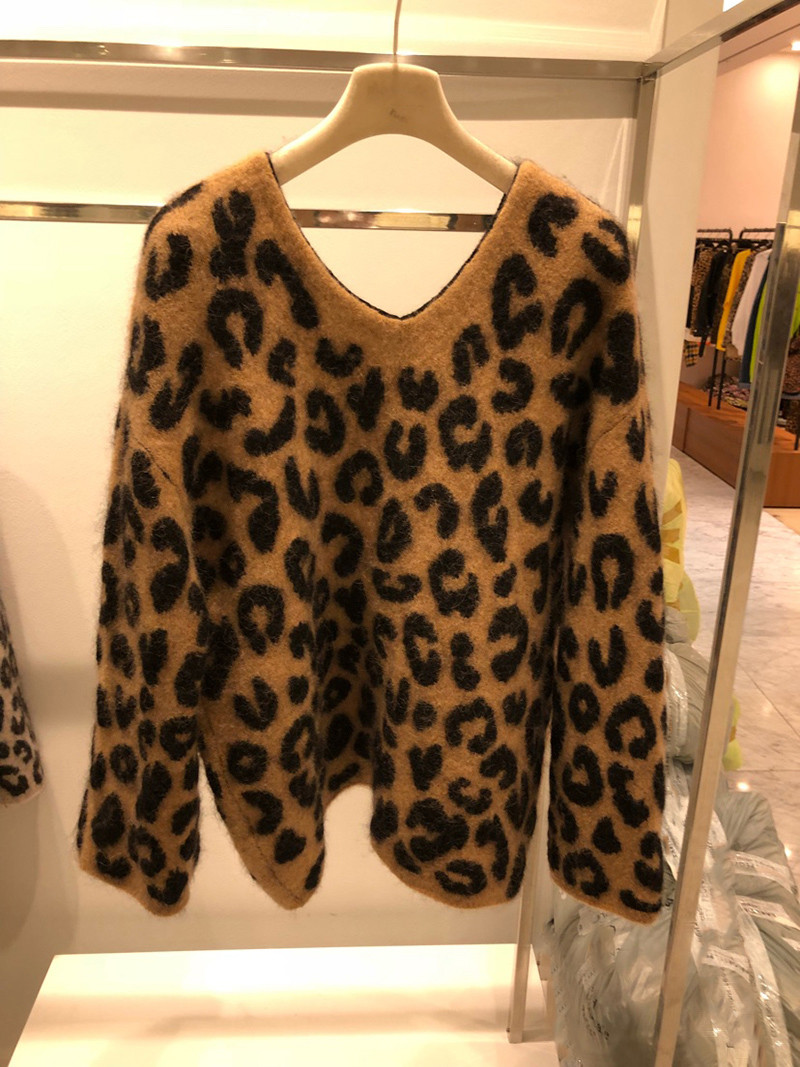 Modern női pulóver spitz nyakkivágással és állatmintával