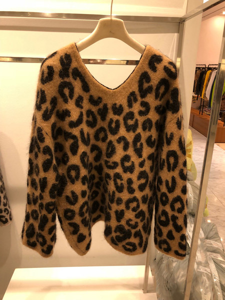 Modern női pulóver spitz nyakkivágással és állatmintával