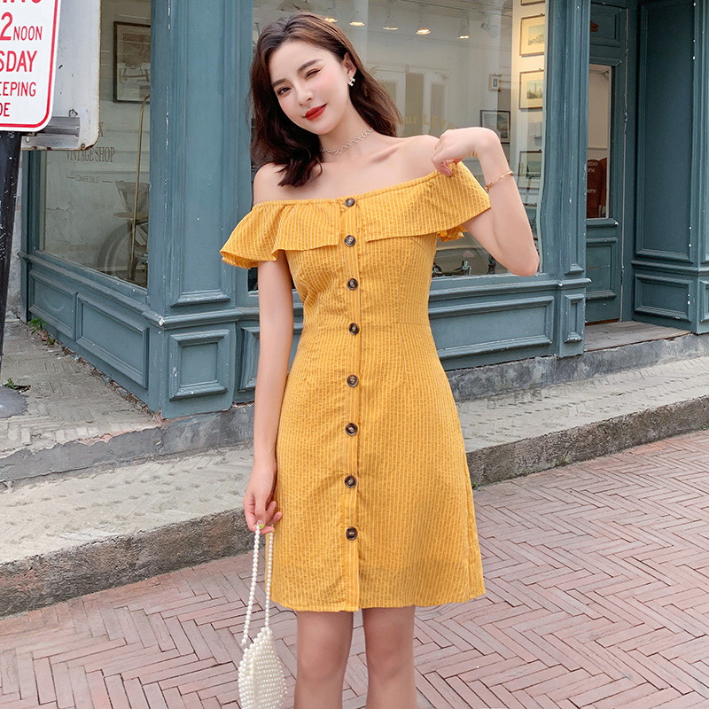 Új modell női ruha gombokkal, csupasz vállú sárga színben