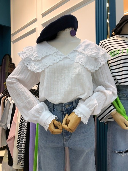 Γυναικεία  μπλούζα με δαντέλα σε λευκό χρώμα