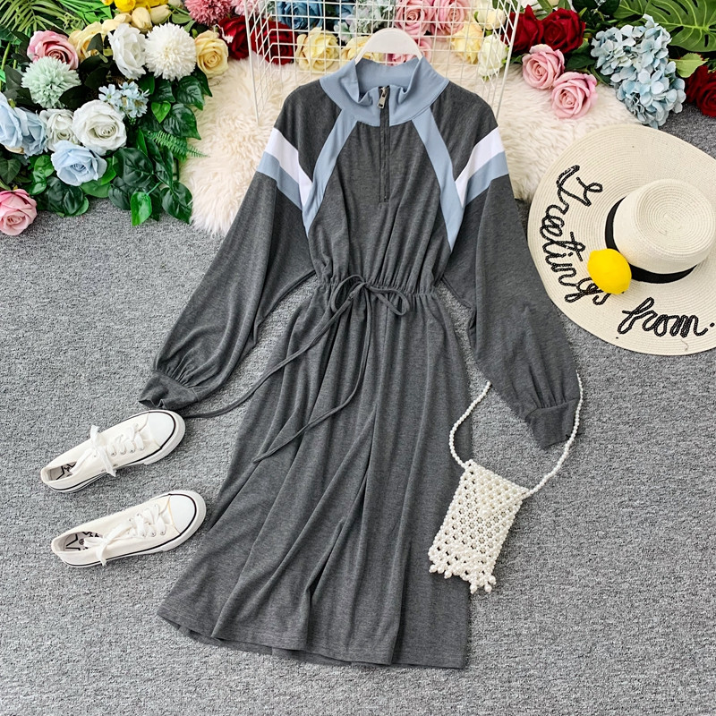 Sport-alkalmi női ruha magas gallérral és cipzárral fekete és szürke színben