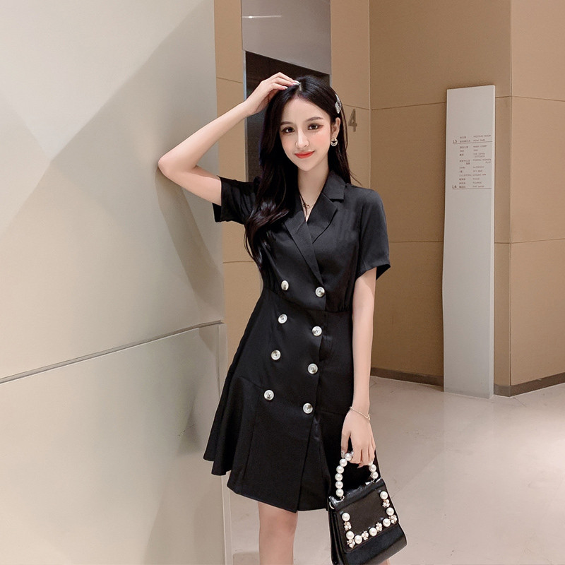 Modern női ruha gombokkal és rövid ujjú fekete színben