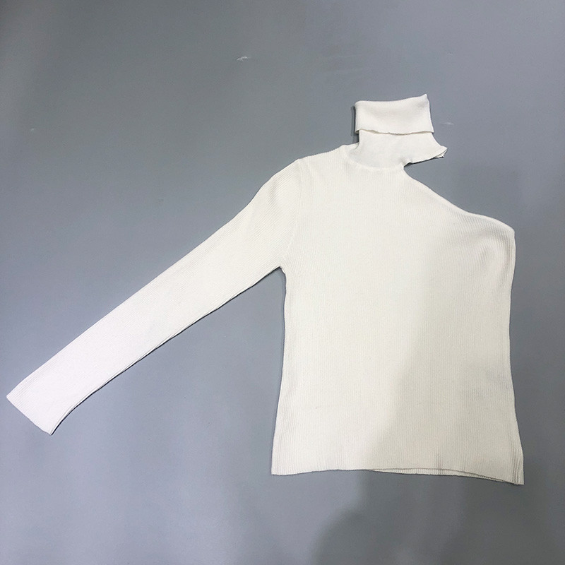 Vékony kötött női pulóver magas gallérral és csupasz váll