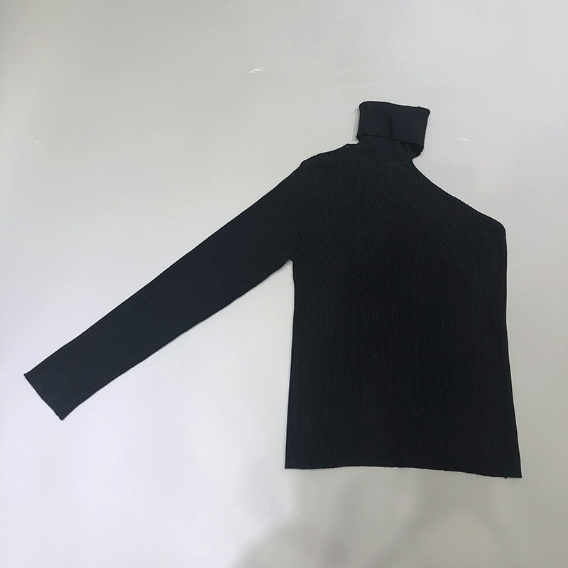 Vékony kötött női pulóver magas gallérral és csupasz váll