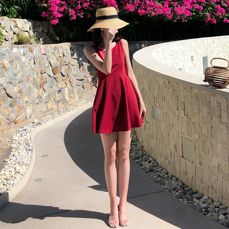 Alkalmi női ruha vékony piros és fekete pántokkal