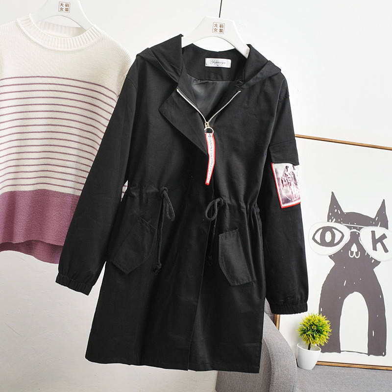 Modern őszi kabát fűzővel és kapucnival, három színben