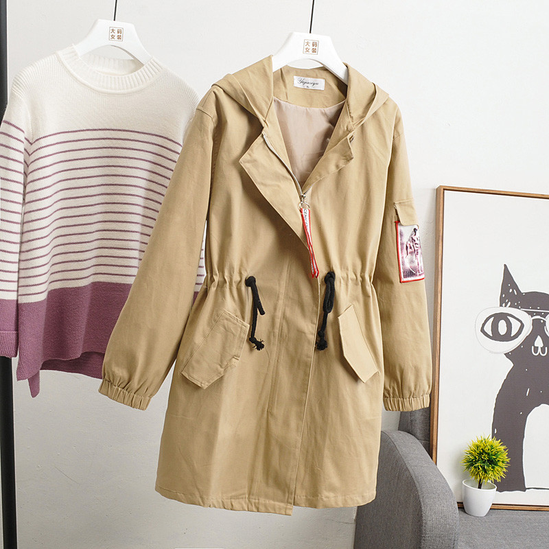 Modern őszi kabát fűzővel és kapucnival, három színben