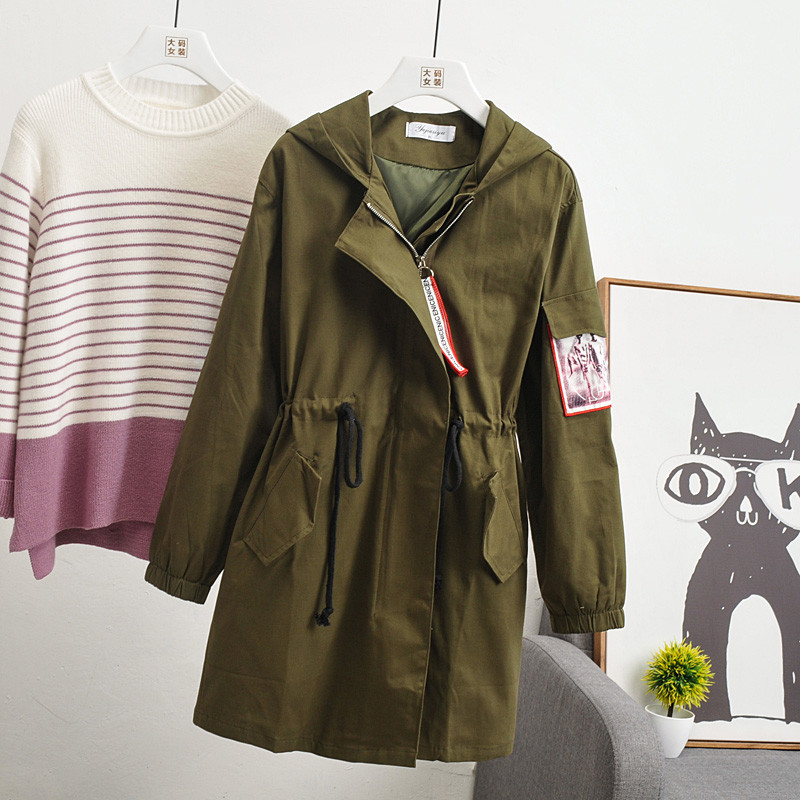 Modern őszi kabát fűzővel és kapucnival, három színben