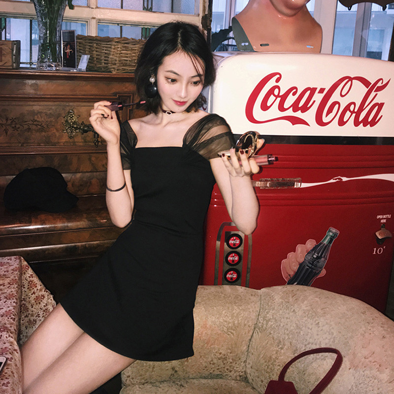 Modern női ruha tüll ujjal - rövid fekete modell