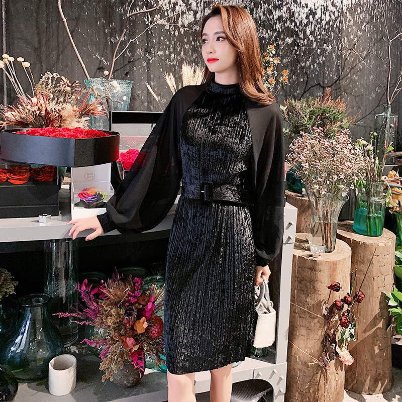 Rochie elegantă de damă cu mâneci largi și curea de culoare neagră