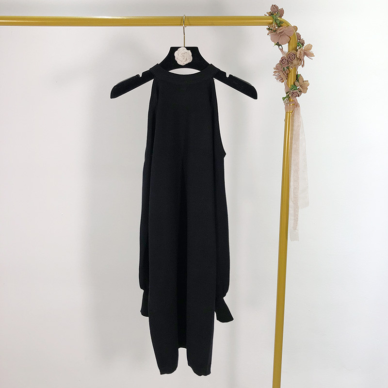 Vékony kötésből készült hosszú női blúz csupasz vállakkal, fekete színben