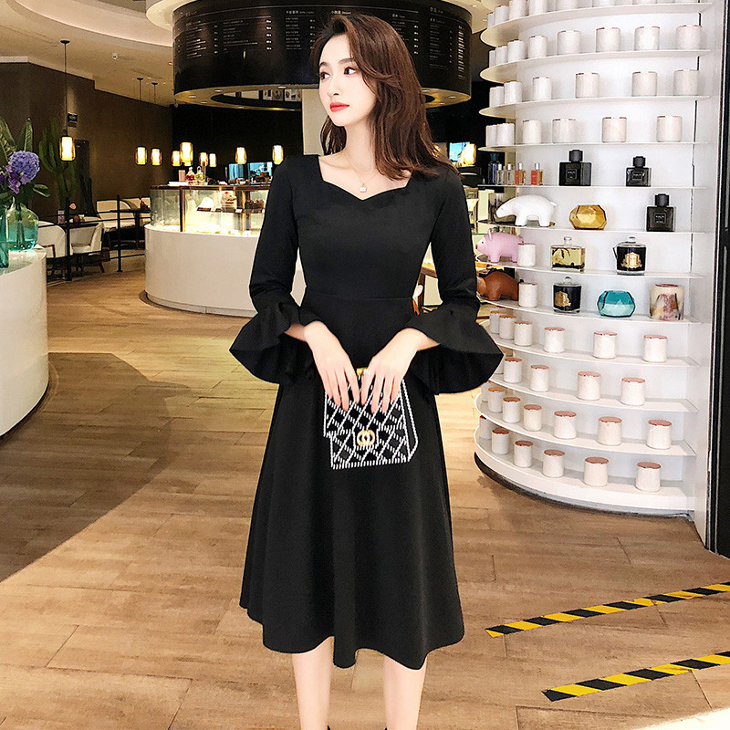 Stílusos női ruha V-nyakú és lótusz ujjú - fekete színben