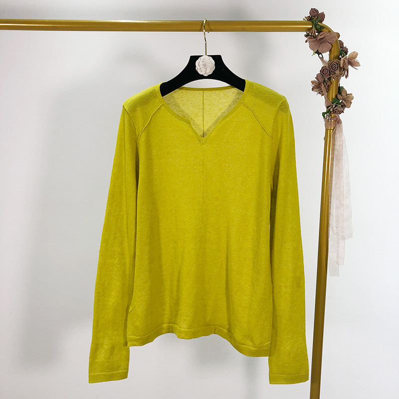 Vékony kötésből készült női pulóver spitz nyakkivágással, négy színben