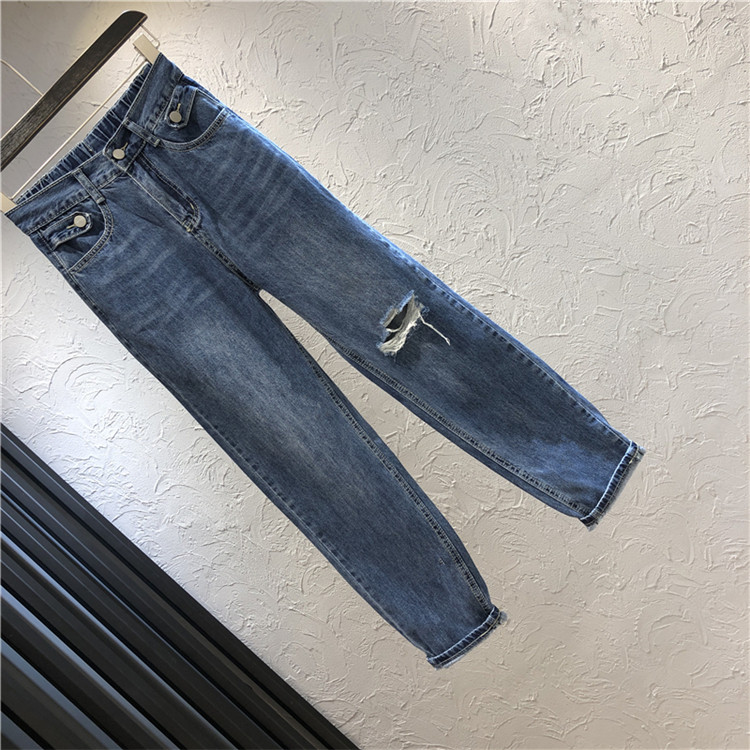 Kék színben szakadt motívummal ellátott, hétköznapi női farmernadrág