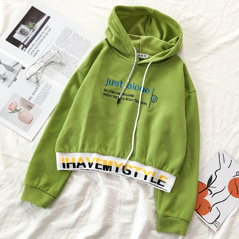 Sport-alkalmi női blúz kapucnival és nyakkendővel, három színben