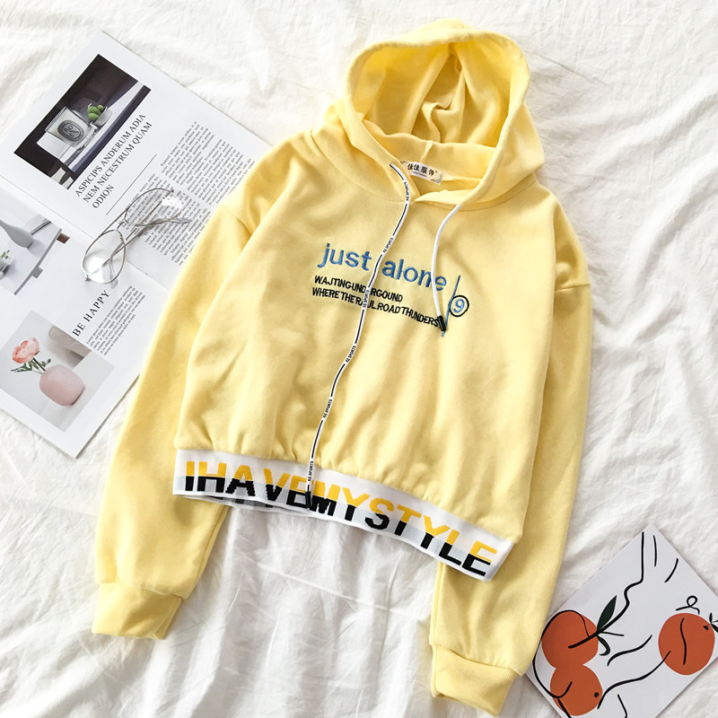 Sport-alkalmi női blúz kapucnival és nyakkendővel, három színben