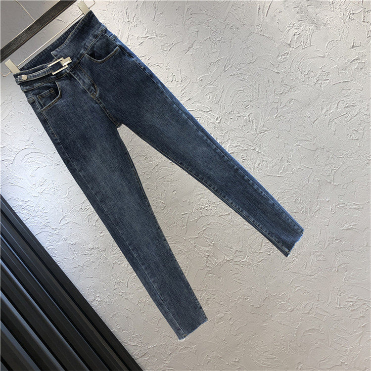 Modern női hosszú farmernadrág fém elemmel, magas derékkal