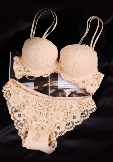 Μοντέρνο σετ  εσώρουχα σε τέσσερα χρώματα