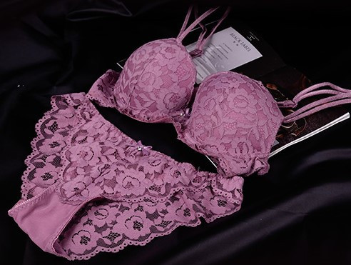 Μοντέρνο σετ  εσώρουχα σε τέσσερα χρώματα