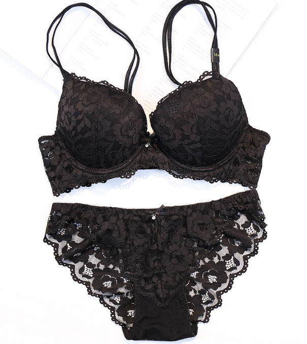 Μοντέρνο σετ  εσώρουχα σε τέσσερα χρώματα