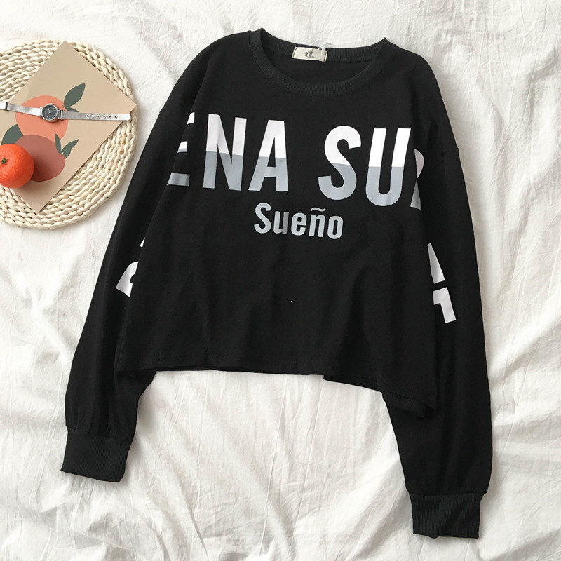 Fekete-fehér női blúz feliratokkal