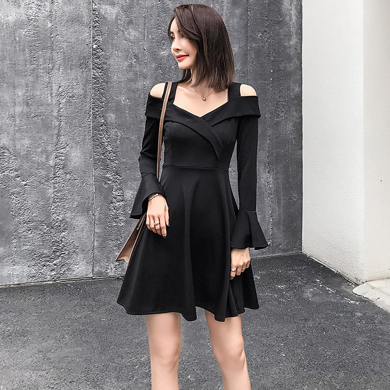 Rochie de dama model nou cu bretele, umerii goi si maneci lotus de culoare neagra