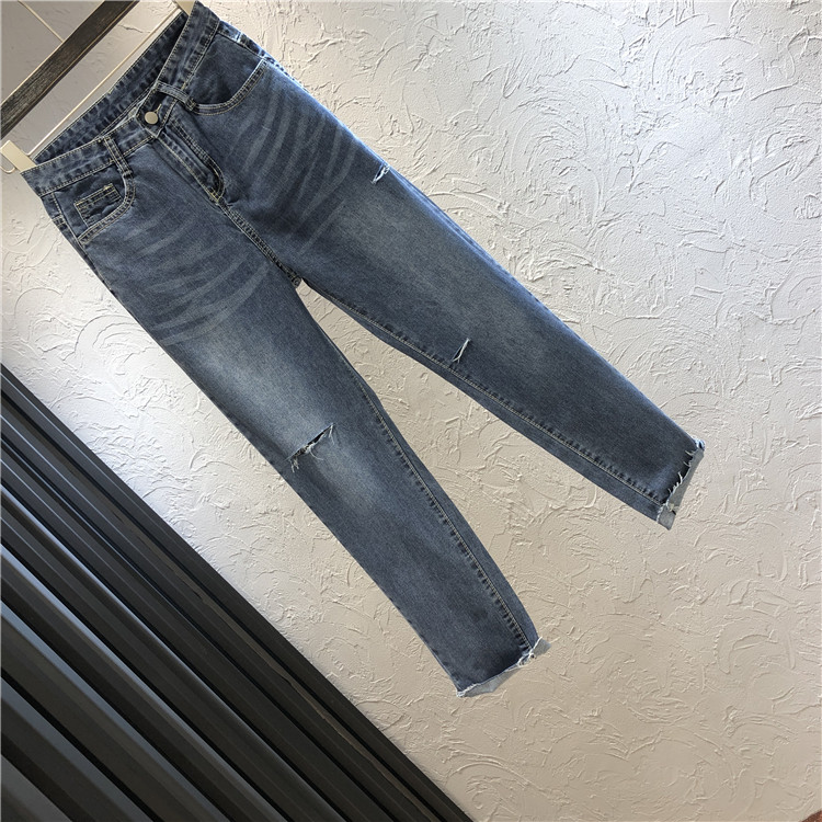 Alkalmi női farmer magas derékkal, szakadt motívummal