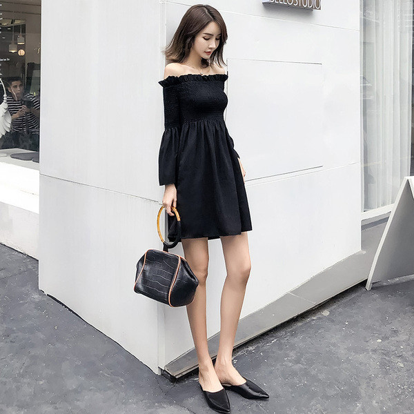 Rochie de dama model decupata cu umerii goi in negru