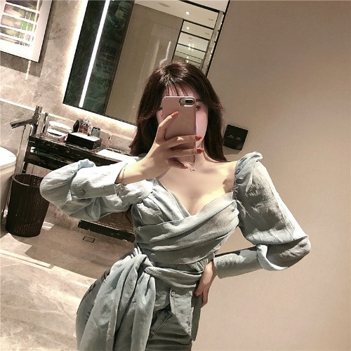 Bluză elegantă cu decolteu adânc și cravate