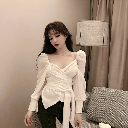 Bluză elegantă cu decolteu adânc și cravate