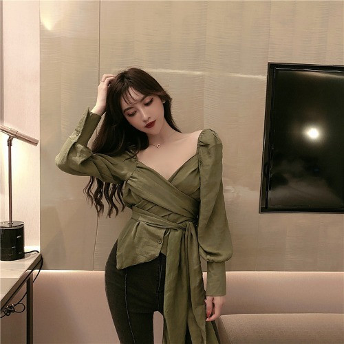 Bluză elegantă cu decolteu adânc și cravate