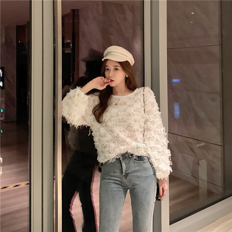 Bluză de damă modernă cu decolteu oval și mâneci lungi