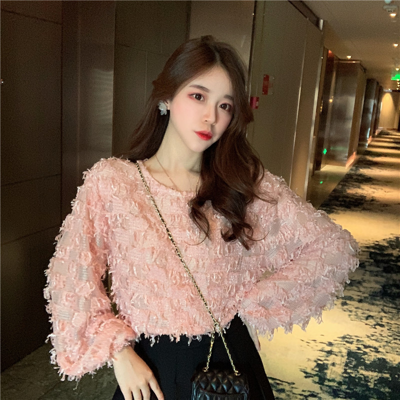 Bluză de damă modernă cu decolteu oval și mâneci lungi