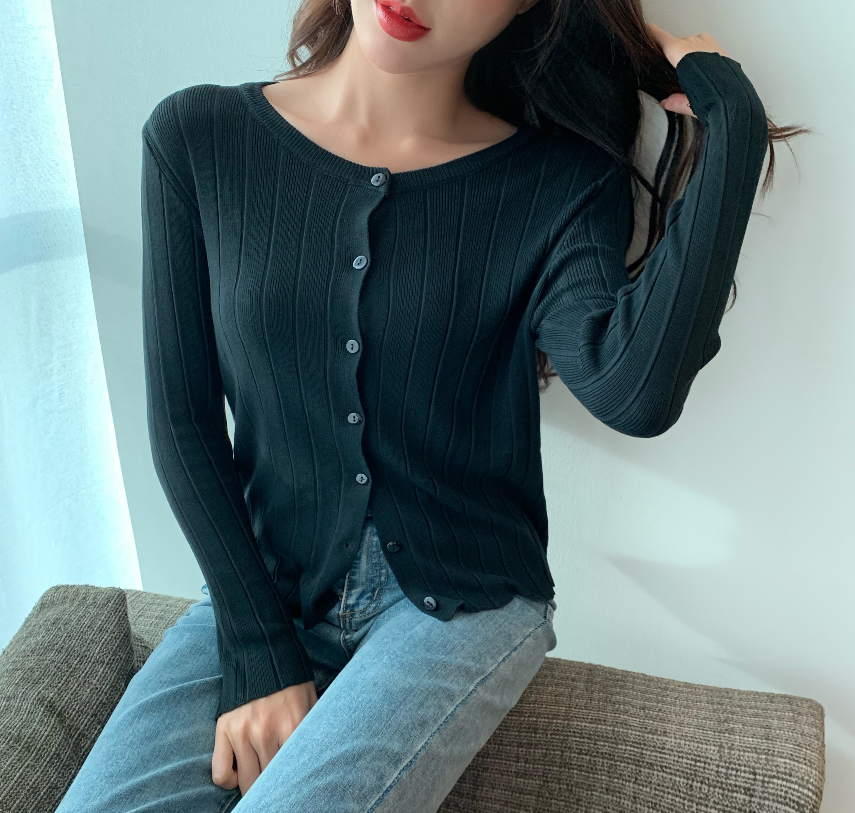 Vesta subtire de dama cu decolteu oval si nasturi in doua culori